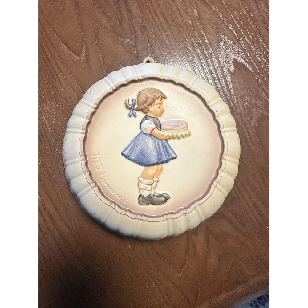 1989 Vintage M.J. Hummel‎ Goebel Girl With Cake Kitchen Wall Hanging Mold VTG